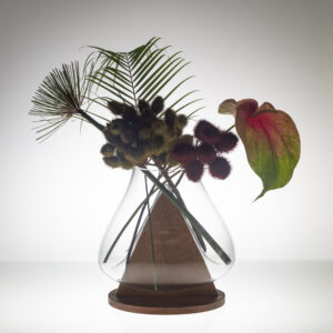 BAUHAUS_triangulo_vaso_flor_foto Marcos Cimardi Coleção BAUHAUS, 2020